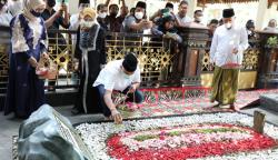 Didampingi Gus Muwafiq, Ganjar Ziarah di Makam Bung Karno dan Gus Dur