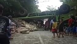 Tak Kuat Menanjak, Truk Bermuatan Semen Terbalik di Warungkondang Cianjur
