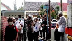 Kapolres Cimahi Ketuk Rumah Warga, Penghuni Keluar Langsung Diganjar Beras 3 Kg