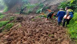 Longsor Susulan Terjang WIlayah Rongga, Akses Penghubung KBB-Cianjur Tertutup Tanah