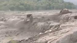 Detik-Detik 2 Truk Tambang Terseret Banjir Lahar Dingin Gunung Semeru