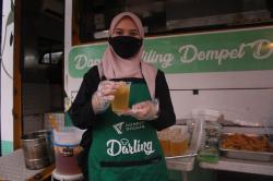 Darling On The Street Hadirkan Berbagai Takjil untuk Jamaah Masjid Jami Al-Huda Batuceper