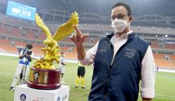 Gaya Gubernur Anies Baswedan Berpose Dekat Trofi IYC 2021 di Stadion JIS