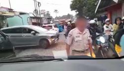 Viral, Diduga ASN Kepolisian Adang Ambulans lalu Pukul Kap Mesin di Tengah Kemacetan