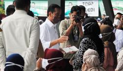 Presiden Jokowi Bagikan BLT Subsidi Minyak Goreng untuk Warga Bogor