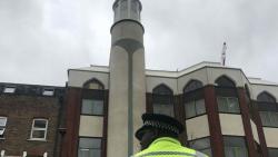  Waduh, Rombongan Preman Serang Masjid dengan Tongkat dan Botol Bir 