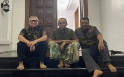 Potret TGB Tampil Sarungan Tanpa Peci Bareng Gubernur NTB dan Sahabat saat Bukber<