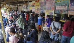 Minggu Ketiga Ramadan, Pemudik Mulai Ramai di Terminal Bayangan Pondok Pinang