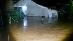 Banjir Bandang Terjang Permukiman, Warga Tuding gegara Proyek Tol Cisumdawu<