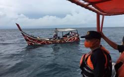 Kapalnya Diterjang Gelombang saat Melaut, 3 Nelayan di Aceh Selamat<