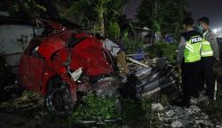Penampakan Honda Brio Ringsek Ditabrak Kereta di Surabaya, 3 Orang Tewas