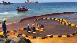 Kapal Pengangkut Biosolar Bocor, Pantai Ujung Blang Tecermar Solar