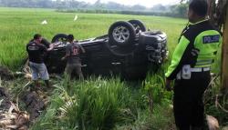 Mobil Dinas Pemkab Sukabumi Oleng lalu Terguling di Persawahan, ASN Terluka<