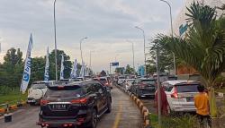 H-5 Lebaran, Kendaraan Pemudik Antre di Rest Area Km 166 Tol Cipali