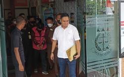 Terima Suap Rp350 Juta, Eks Anggota KPU Prabumulih Tertunduk Malu Diborgol Jaksa