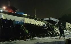 Angin Kencang Landa Pelabuhan Merak, 2 Tenda Pemudik Roboh hingga Penumpang Panik