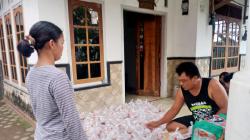 Berkah Ramadhan, Pengusaha Muda Cirebon Ini 16 Tahun Rutin Bagikan Takjil ke Warga