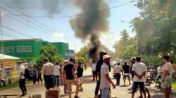 Protes Pemilihan Raja, Warga Adat di Maluku Tengah Blokade Jalan<
