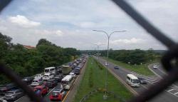 Bus Terperosok di Tol Palikanci Cirebon, Kendaraan Pemudik Tersendat<