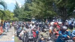 Antrean Pemotor Menumpuk di Pintu Masuk Pelabuhan Gilimanuk, Pemudik Kepanasan