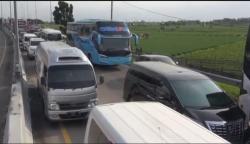 H-3 Lebaran, Antrean Kendaraan Pemudik Mengular di Pintu Keluar Tol Pejagan