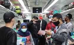 Penampakan Ganjar dan Istri Mudik Naik Kereta Kelas Ekonomi, Disambut Hangat Pemudik 