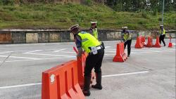  One Way Diberlakukan, Polisi Tutup 3 Exit Tol di Kendal dengan Memasang Barikade<