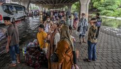 Gegara Banjir, Pemudik Terlantar di Jalan Akses Tol Cibitung