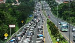Penampakan Arus Mudik di Ruas Tol Krapyak-Jatingaleh Semarang Padat Merayap