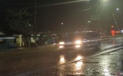 Turun Hujan, Pemudik Diimbau Waspada Jalan Licin di Palembang 