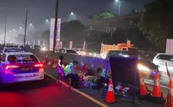 Momen Polisi Istirahat di Pinggir Tol Cikampek saat Amankan Mudik: Kami Memang Belum Sempurna<