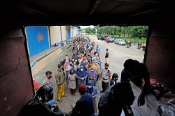Ratusan Warga Jambi Antre Daging Kerbau Beku di Pasar Murah Bulog 