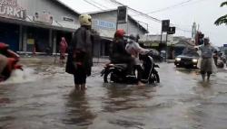 Banjir Terjang Jalan Utama Purwakarta, Warga Terganggu Berlebaran<
