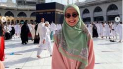 Pilih Lebaran di Makkah, Penampilan Desy Ratnasari Bikin Pangling 