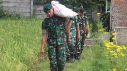 Yonif Raider 300 BJW Salurkan Zakat Fitrah kepada 613 Warga Karangtengah Cianjur<