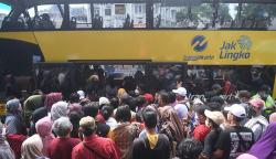Wisatawan Berdesakan Rebutan Masuk Bus Wisata Gratis Transjakarta