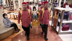 Bak Film Aladdin, Anak-Anak Ditandu Keliling Pusat Perbelanjaan