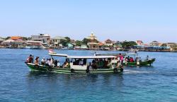Warga Kepulauan Seribu Ziarah Makam Naik Perahu