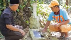 Unik, Nisan Berbentuk Gitar Ini Ada di Makam Seniman Dangdut Kondang