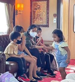 Mudik Lebaran Bersama Keluarga Besar, Sri Mulyani Pilih Naik Kereta Wisata  