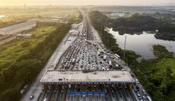 Penampakan dari Udara Ribuan Kendaraan Pemudik Masuk Tol Cikampek Jumat Pagi