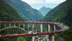 Jembatan Kelok Sembilan Sumbar Dipadati Wisatawan