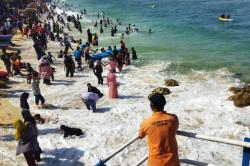 Libur Long Weekend, Pantai Selatan Gunungkidul Dibanjiri Pengunjung