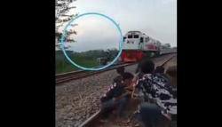 Selfie Berujung Maut, Mahasiswa Tewas Tersambar KA  di Perbatasan Purwakarta<
