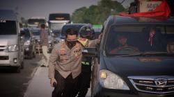 Heroik, Kapolres Karawang Dorong Mobil Pemudik yang Mogok di Tol Japek