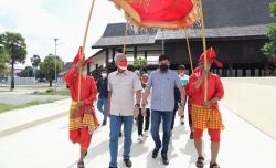 Kunjungi Istana Tamalate, Ganjar Disambut Raja Gowa dan Prajurit Berpakaian Serba Merah