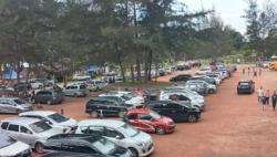 Wisatawan Bangka Dilarang Berenang di Pantai, Gelombang Tinggi Ancam Keselamatan