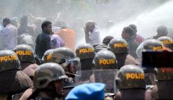 Aksi Tolak Pemekaran di Papua Rusuh, Polisi Semprot Water Cannon Bubarkan Massa