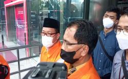 Tangan Diborgol dan Tertunduk, 15 Tersangka Anggota DPRD Muara Enim Diperiksa KPK