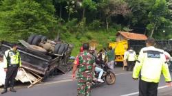 Ngeri, Truk Tronton Terguling dan Muatannya Timpa Minibus di Jalur Gentong Tasikmalaya<